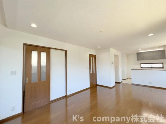 ◎茅ヶ崎市香川3丁目　中古戸建の居間・リビング|3階への階段には扉があり、空調の温度管理に嬉しい仕様です◇
