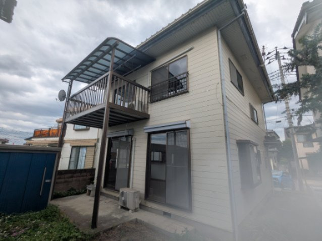 中古戸建　箕郷町上芝の外観|屋根付きのベランダがあります。