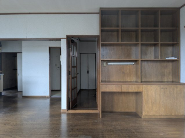 中古戸建　箕郷町上芝の居間・リビング|造り付けの書棚があります。
