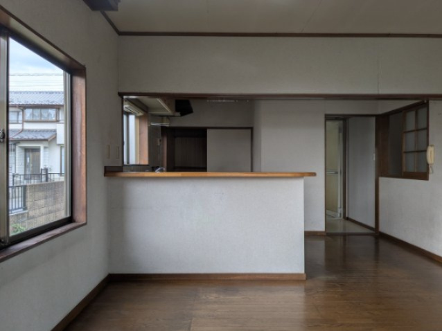 中古戸建　箕郷町上芝のキッチン|リビングとの会話を楽しみながら、調理中の手元をかくせるカウンターキッチンです。