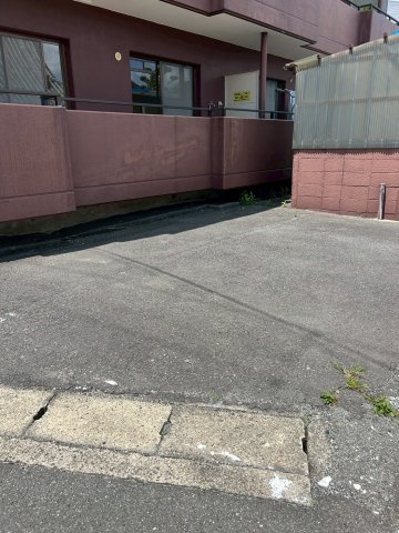 沢良宜レジデンスの駐車場