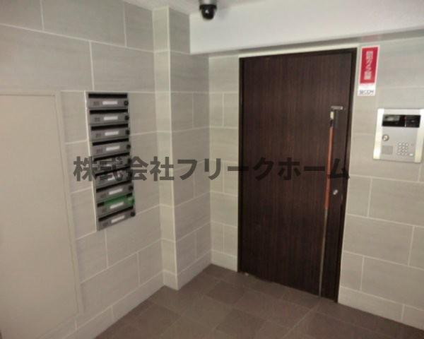三鷹市下連雀４丁目の賃貸マンションのエントランス