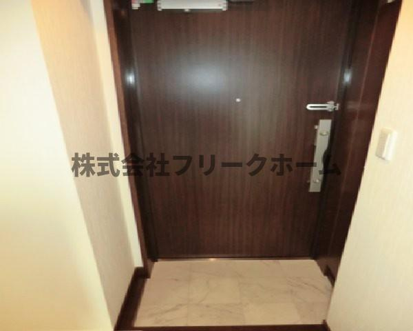 三鷹市下連雀４丁目の賃貸マンションの玄関