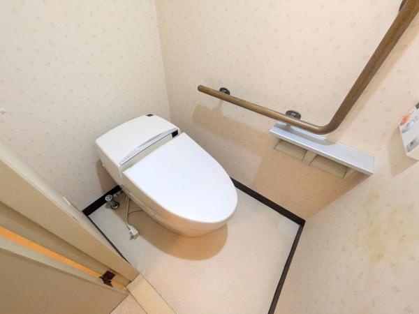 アーバン田室第二期棟のトイレ|手すりが設置されており使いやすさに配慮されています。清潔感のある空間で落ち着いた雰囲気です。