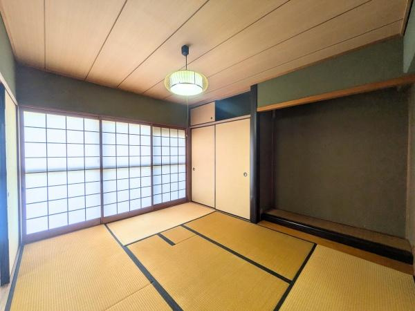 アーバン田室第二期棟の和室|和室ならではの落ち着いた雰囲気が広がる空間です。障子から差し込む自然光が明るさを演出しています。