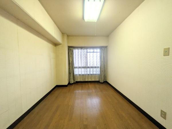 アーバン田室第二期棟の洋室|落ち着いた色合いのフローリングでシンプルな内装が空間の広がりを感じさせます