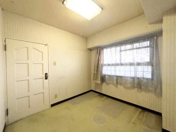 アーバン田室第二期棟の洋室|大きな窓から自然光がしっかり入る洋室です。シンプルな内装でさまざまなインテリアに合わせやすくなっています。四角い間取りで使い勝手も良好です。天井には明るい照明が設置されており夜も快適に過ごせます。