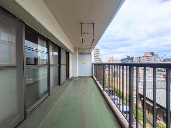 アーバン田室第二期棟のバルコニー|開放感のある広々としたバルコニーです。4階からの景色を楽しめます。