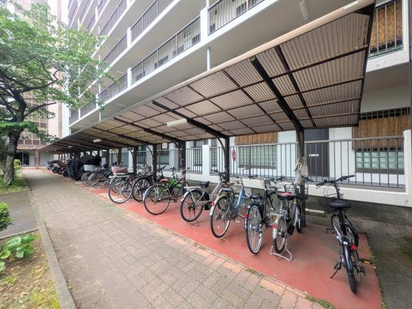 アーバン田室第二期棟のその他共用部分|屋根付きの自転車置き場が設置されているため雨の日でも自転車が濡れにくいです。広々としたスペースで複数台の自転車をしっかりと駐輪できます。管理が行き届いており安心してご利用いただけます。