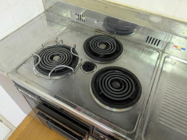 アーバン田室第二期棟のキッチン|清掃しやすいステンレス製のキッチンコンロです。複数の加熱ゾーンがあり同時調理が可能です。実用的なデザインで日々の調理に役立ちます。キッチンのスペースを有効に使える配置です。