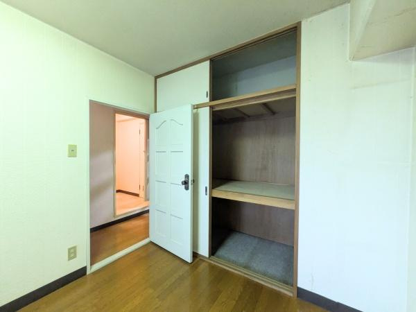 アーバン田室第二期棟の収納|収納スペースがしっかり確保されています。戸棚が上下に分かれた設計で使い勝手も良好です。