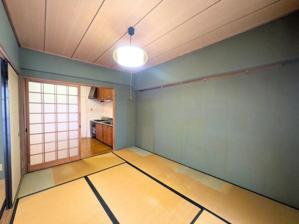アーバン田室第二期棟の和室|落ち着いた雰囲気の和室です。障子越しにやわらかな光が差し込みます。畳の上で心地よく過ごせます。キッチンと隣接しており使い勝手も良いです。伝統的な和の趣を感じられます。