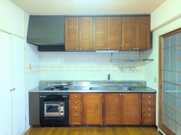 アーバン田室第二期棟のキッチン|キッチンは作業スペースもしっかり確保されています。
収納力が豊富なので様々な調理器具も整理しやすいです。