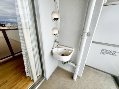 【設備】 | サウスオールシティレフトウイング | スロップシンク付きで家庭菜園やガーデニング、お子様の水遊びも可能です。