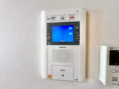 【セキュリティ】 | サウスオールシティレフトウイング | TVモニター付きインターホンを完備しています。集合管理室と連携して緊急時、火災報知の機能もかねて災害防犯にも安心の設備です。
