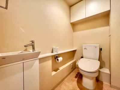 【トイレ】 | サウスオールシティレフトウイング | 手洗い付き、温水洗浄便座付きトイレは高級感ある仕様です。収納も充実しているので清掃道具などもきれいに整理できます。