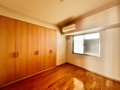 【洋室】 | サウスオールシティレフトウイング | 寝室、子供部屋に最適な洋室です。収納もありスッキリした空間です。