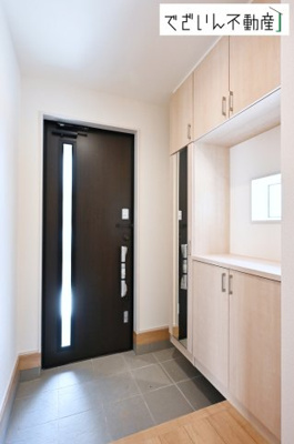 【玄関】 | blooming garden久喜市本町2丁目 2期　新築住宅 | ≪3号棟≫「ただいま」と「おかえり」が自然と交わされる、明るく開放的な玄関。家族の絆が深まる場所です。
現地(2026年6月撮影)