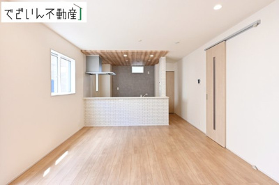 【居間・リビング】 | blooming garden久喜市本町2丁目 2期　新築住宅 | ≪3号棟≫室内構成に拘り採光とセンスを散りばめた空間。それは『柔らかさ』に似た素敵な居場所。そこに暮らす人のことを考えつくり出したものは『癒し』という心地よい居場です。
現地(2026年6月撮影)