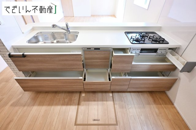 【キッチン】 | blooming garden久喜市本町2丁目 2期　新築住宅 | ご家族みんなで調理ができる位のスペースを実現したキッチン空間となっております。みんなで作った料理を召し上がりながらの会話は、自然と笑いが絶えない空間がそこに広がります。
現地(2026年6月撮影)