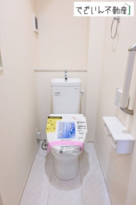 【トイレ】 | blooming garden久喜市本町2丁目 2期　新築住宅 | ≪3号棟≫シンプルで清潔感のある空間は、毎日使う場所だからこそ嬉しい。家族みんなが快適に過ごせる工夫が詰まっています。
現地(2026年6月撮影)