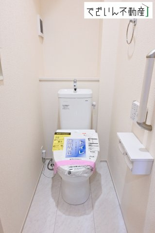 【トイレ】 | blooming garden久喜市本町2丁目 2期　新築住宅 | ≪3号棟≫シンプルで清潔感のある空間は、毎日使う場所だからこそ嬉しい。家族みんなが快適に過ごせる工夫が詰まっています。
現地(2026年6月撮影)