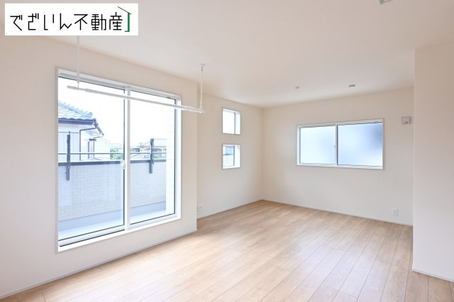 【洋室】 | blooming garden久喜市本町2丁目 2期　新築住宅 | ≪3号棟≫夫婦の寝室としても使える落ち着いた居室。育児の合間にほっと一息つける、静かな時間を守ってくれます。
現地(2026年6月撮影)