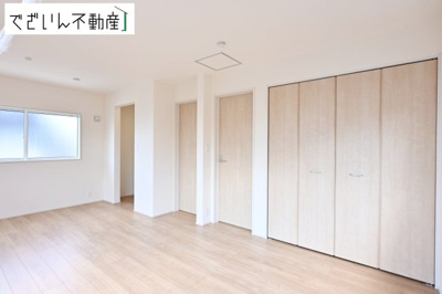 【洋室】 | blooming garden久喜市本町2丁目 2期　新築住宅 | ≪3号棟≫センスが求められるプライベート空間だからこそ、自分の個性を飾るにふさわしい癒しと寛ぎの空間を演出します。
現地(2026年6月撮影)
