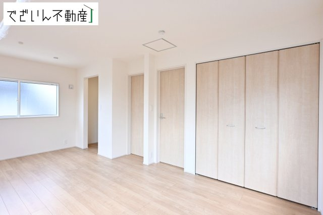 【洋室】 | blooming garden久喜市本町2丁目 2期　新築住宅 | ≪3号棟≫センスが求められるプライベート空間だからこそ、自分の個性を飾るにふさわしい癒しと寛ぎの空間を演出します。
現地(2026年6月撮影)