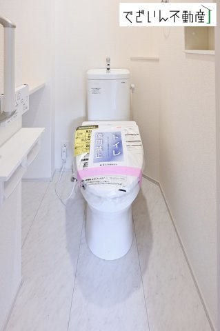 【トイレ】 | blooming garden久喜市本町2丁目 2期　新築住宅 | ≪3号棟≫1・2階にトイレがございます♪朝の忙しい時間帯も待たずにすみそうですね♪毎日使う場所だから、より快適な空間に仕上げられています。
現地(2026年6月撮影)