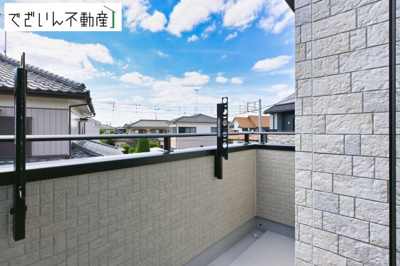 【バルコニー】 | blooming garden久喜市本町2丁目 2期　新築住宅 | ≪3号棟≫植物を育てたり、椅子を置いて読書したり。暮らしにちょっとした豊かさを添える空間です。
現地(2026年6月撮影)