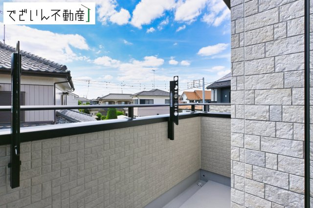 【バルコニー】 | blooming garden久喜市本町2丁目 2期　新築住宅 | ≪3号棟≫植物を育てたり、椅子を置いて読書したり。暮らしにちょっとした豊かさを添える空間です。
現地(2026年6月撮影)