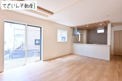 【居間・リビング】 | blooming garden久喜市本町2丁目 2期　新築住宅 | ≪3号棟≫細部まで丁寧に仕上げられた内装が、日々の生活を豊かに彩ります。家族の思い出が増えていく場所に。
現地(2026年6月撮影)