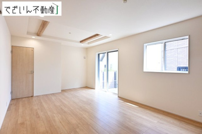 【居間・リビング】 | blooming garden久喜市本町2丁目 2期　新築住宅 | 空気感という居心地の良いＢＧＭは、暮らしのステージを彩り、心のやすらぎと満足感を与えてくれます。通風と採光を考慮した設計は地域の鼓動を感じ、お寛ぎ頂くことが可能です。
現地(2026年6月撮影)