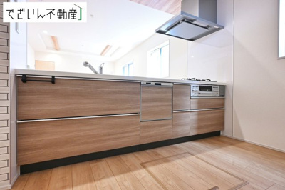 【キッチン】 | blooming garden久喜市本町2丁目 2期　新築住宅 | ≪3号棟≫共働きでも無理なく使える効率的なレイアウト。夕食の準備も、家族の会話を楽しみながら進められる、心地よいキッチンです。
現地(2026年6月撮影)