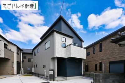 【外観】 | blooming garden久喜市本町2丁目 2期　新築住宅 | ≪3号棟≫街並みに馴染む、シンプルで洗練された佇まい。暮らしにちょっとした遊び心を添えてくれるお家です。
現地(2026年6月撮影)