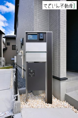 【玄関】 | blooming garden久喜市本町2丁目 2期　新築住宅 | ≪3号棟≫穏やかな佇まいが、家族の新しい日常を優しく包み込む。静かな街並みに、安心して子育てできる環境が整っています。
現地(2026年6月撮影)