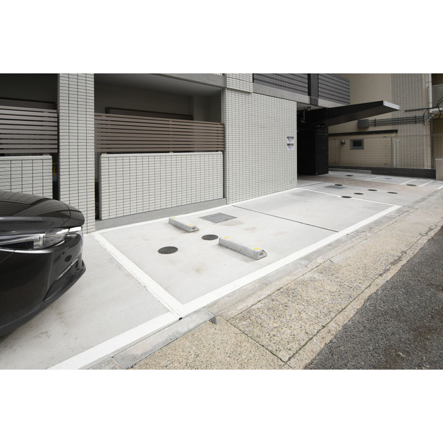 CREST TAPP 神戸湊町 NOIRの駐車場|駐車場に車を止められます