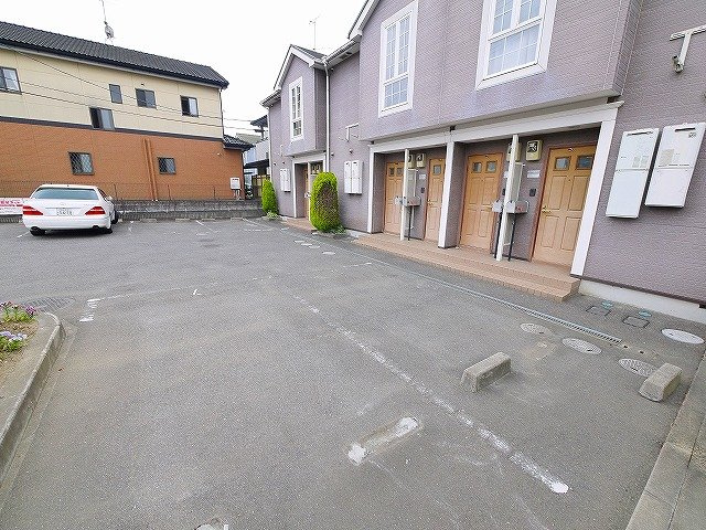 サンタローザの駐車場|車をお持ちの方に嬉しい駐車場付きの物件です