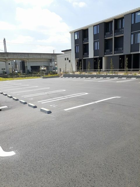 リヴェールＢの駐車場