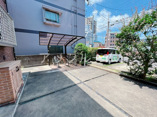 メゾンフローラの駐車場