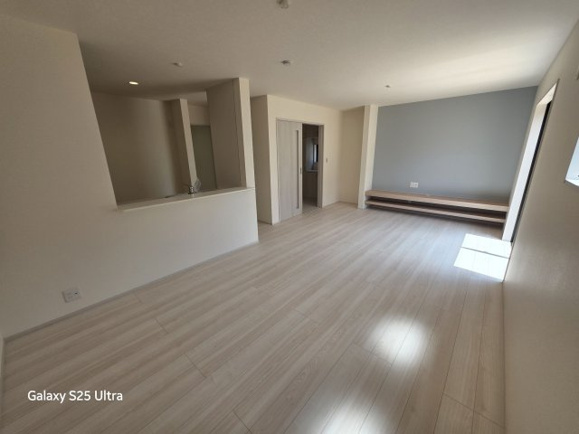 リーブルガーデン．S　深谷稲荷町北第３　の居間・リビング|１号棟現地リビング（2026年08月08日）撮影