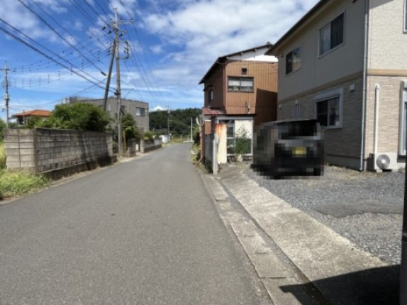 栃木市岩舟町静・中古戸建の前面道路含む現地写真