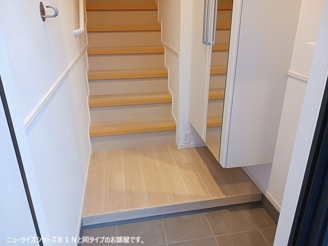 尾上町養田３丁目アパートの玄関