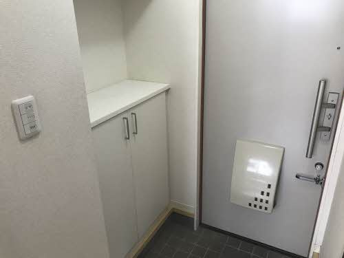 熊本市東区尾ノ上１丁目のアパートの玄関