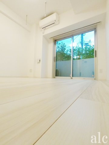 新宿区北新宿２丁目の賃貸マンションの居間・リビング|★～　PET  FRIENDLY　RESIDENCE　～★