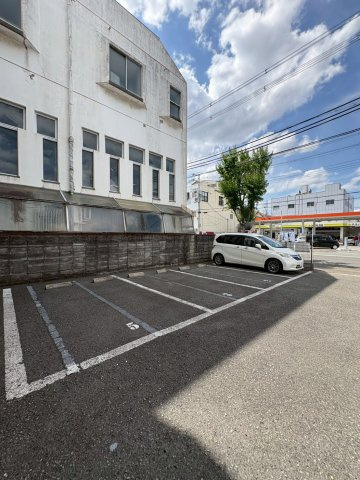 アンプルール フェール 寿の駐車場