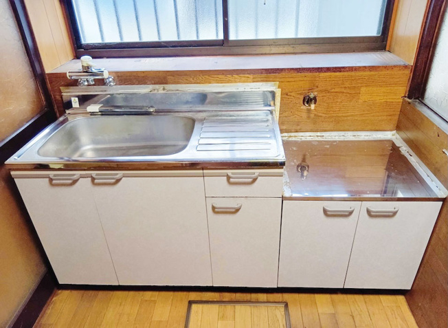 【キッチン】 | 志木市本町2丁目　中古一戸建住宅　(丸井志木店) | 【キッチン】
キッチン横は玄関なので、自然と家族と顔を合わせる時間が増えます。