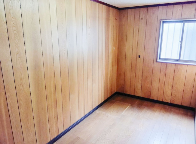 【洋室】 | 志木市本町2丁目　中古一戸建住宅　(丸井志木店) | 【洋室4.0帖】
壁は板張りなので、落ち着く空間となっております。