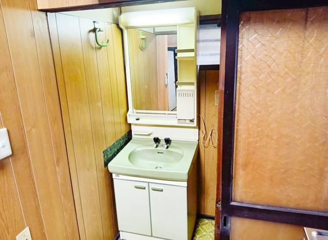 【独立洗面台】 | 志木市本町2丁目　中古一戸建住宅　(丸井志木店) | 【洗面台】
洗面台には小物収納があるので、水回りをスッキリ保てます。